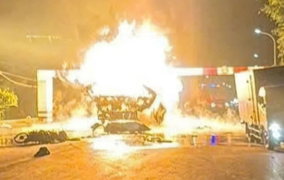 Khoanh khac xe bon phat no o Hung Yen hinh anh