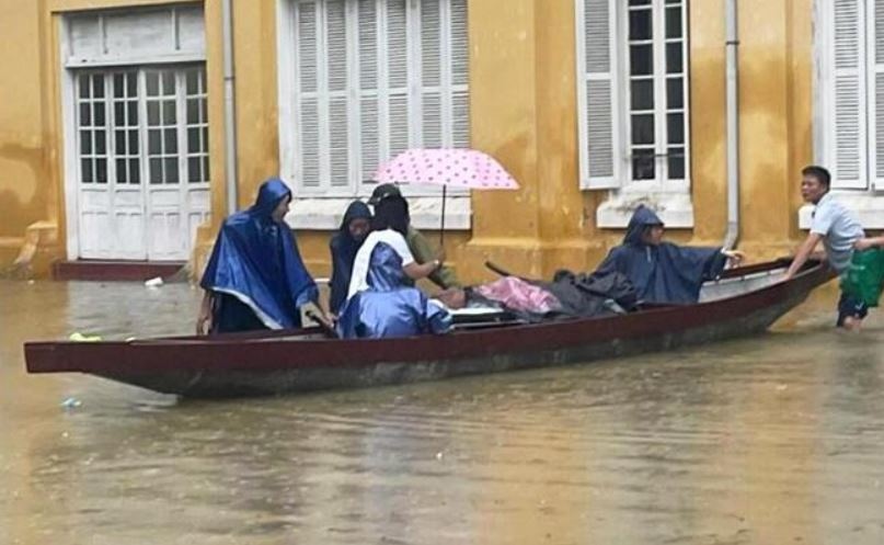 Nguyen nhan mien Trung mua dac biet lon, nhieu noi trong bien nuoc hinh anh