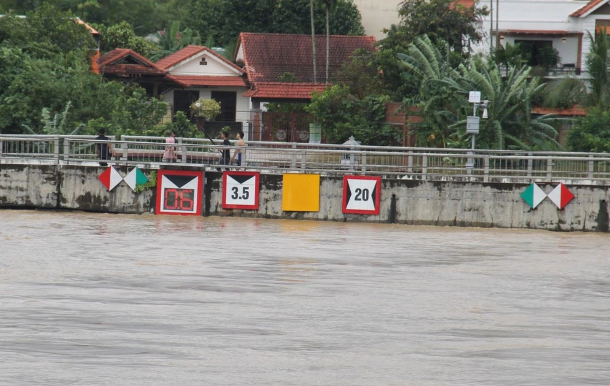 Da Nang tiep tuc mua to, lu dac biet lon tren cac song hinh anh