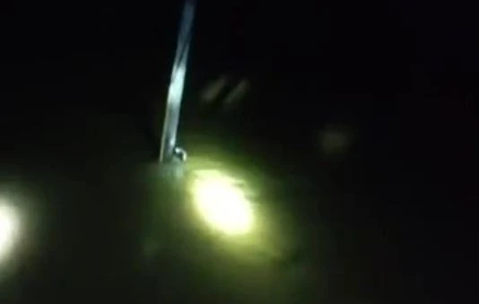 Thot tim nguoi dan ong om cot dien keu cuu giua dong lu dem hinh anh