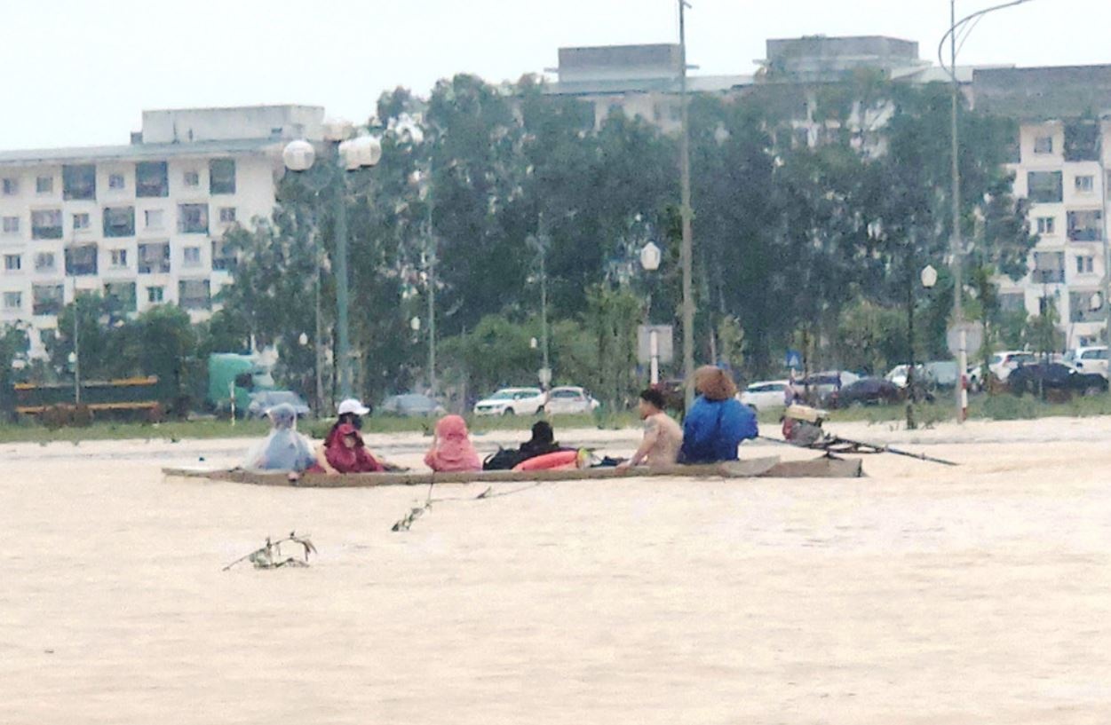 Gia tang so nguoi mat tich, thuong vong do mua lu lich su tai Hue hinh anh