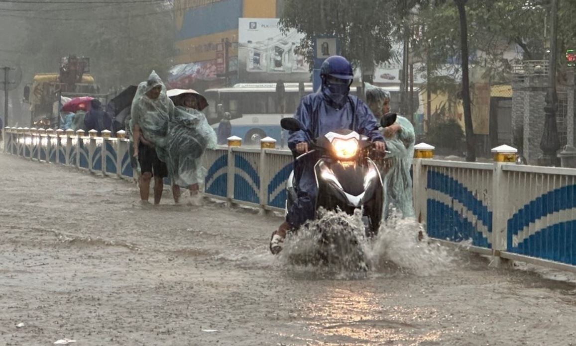 Hue - Da Nang mua lon tro lai hinh anh
