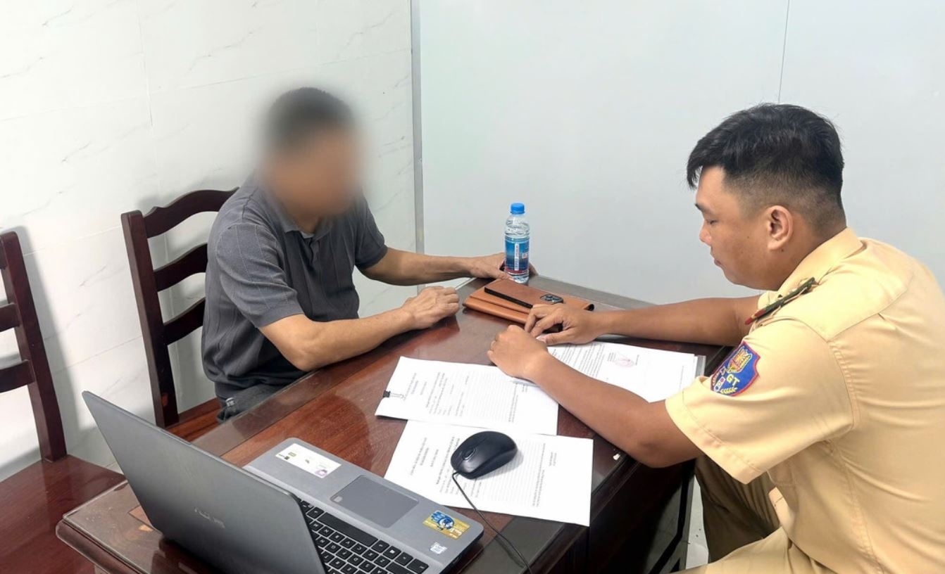 Phat nang tai xe lai oto nguoc chieu o TP.HCM hinh anh