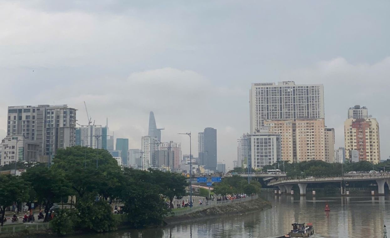 Bau troi TP.HCM toi sam, sap mua lon hinh anh