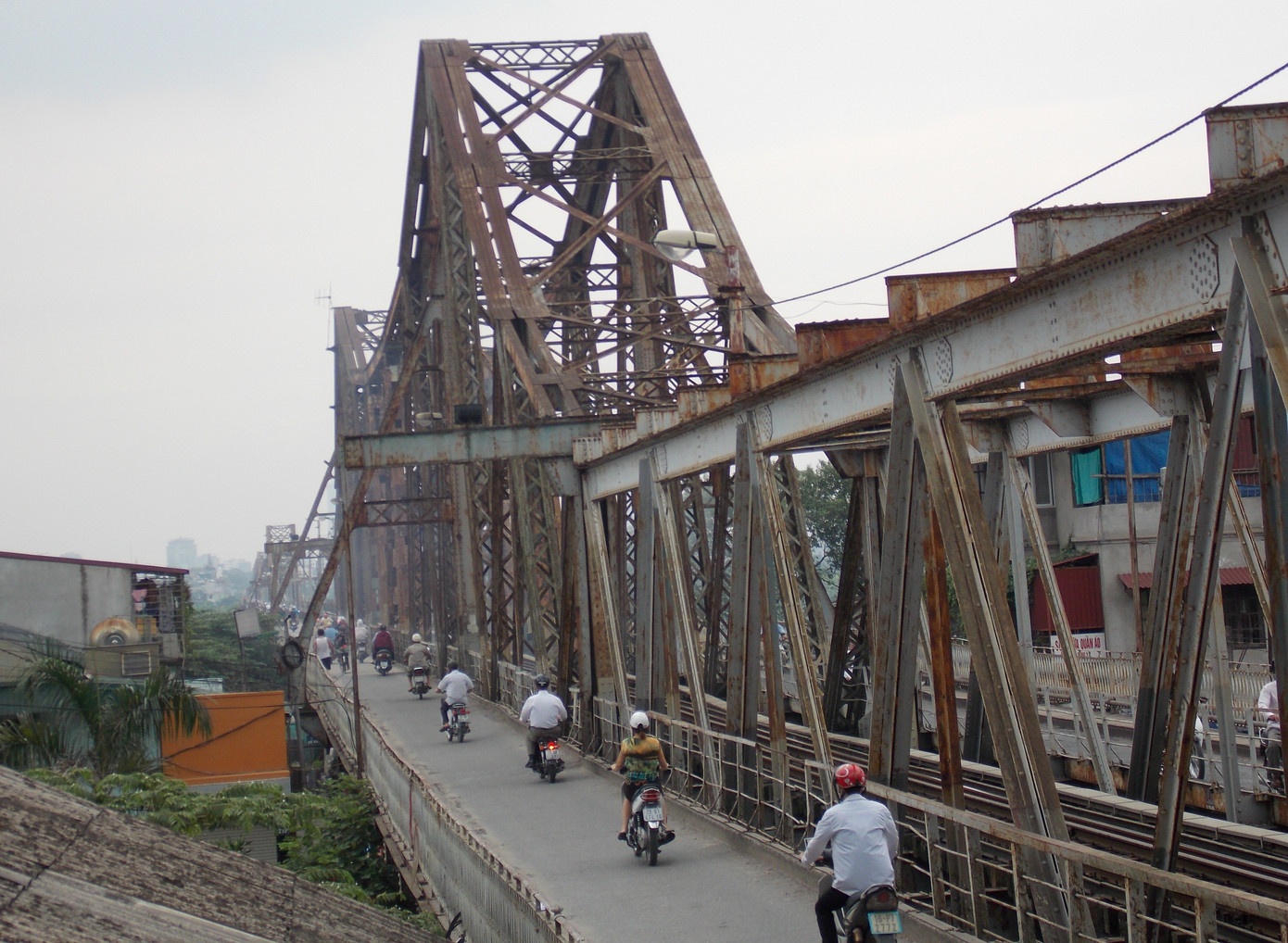 Cam xe tren cau Long Bien tu ngay 1/11 hinh anh