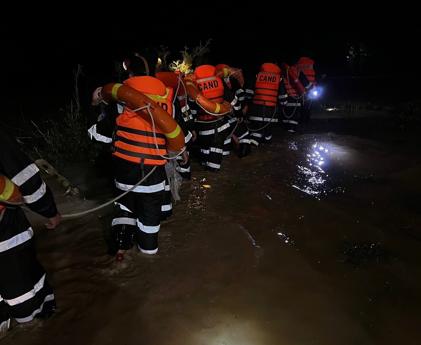 Be gai 10 tuoi bi nuoc lu cuon mat tich hinh anh