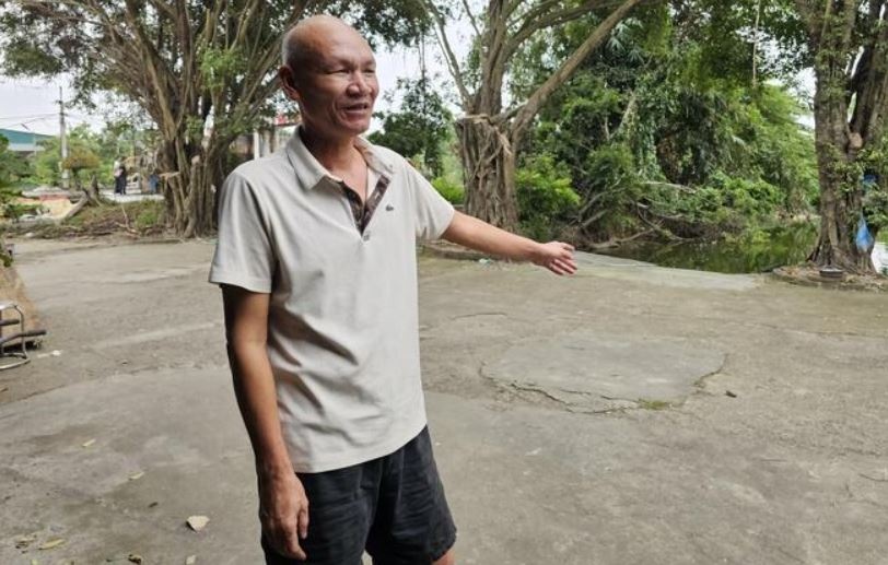 Nguoi dan bang hoang ke lai khoanh khac xe bon phat no hinh anh