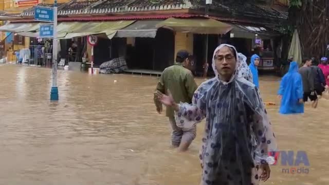 Pho co Hoi An ngap trong bien nuoc hinh anh