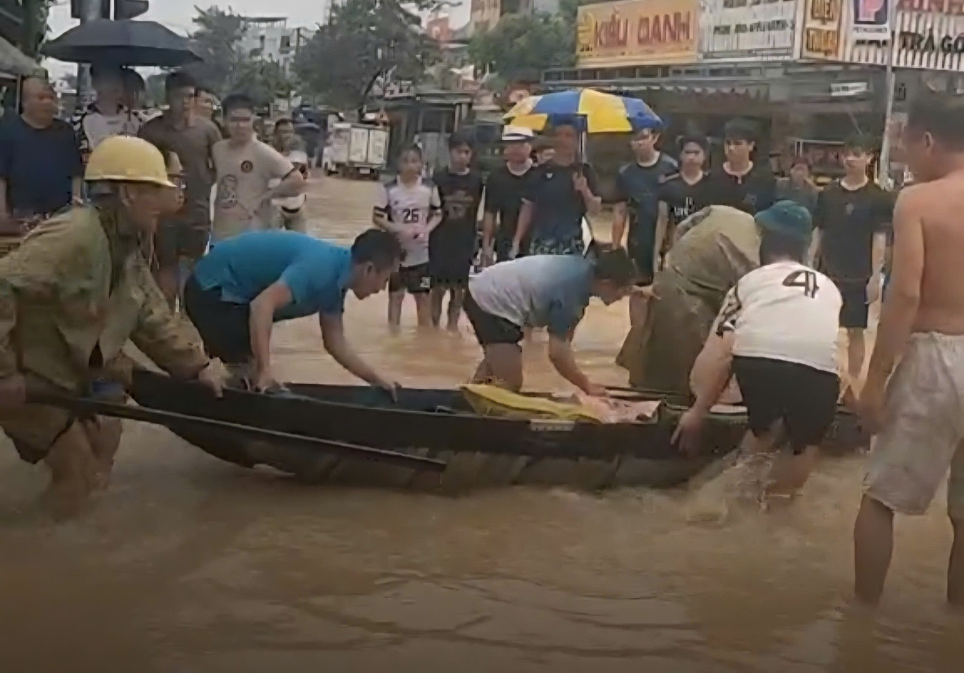 4 nguoi tu vong do ngat khi trong mua lu o Da Nang hinh anh