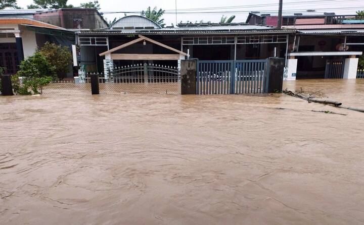 Lu tren song Thu Bon o Da Nang vuot dinh lich su nam 1964 hinh anh