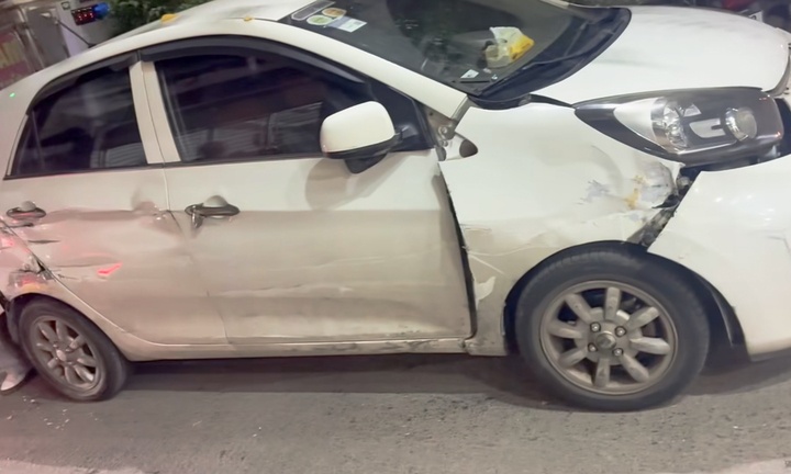 Xe tai mat lai, dam vo tuong nha dan o Ha Noi hinh anh