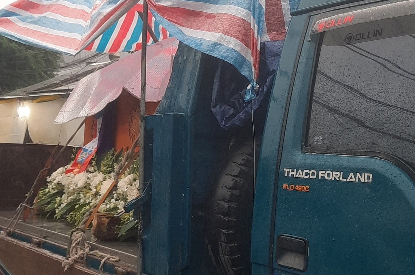 Xot xa gia dinh o Hue dua quan tai nguoi than len xe tai tranh lu hinh anh