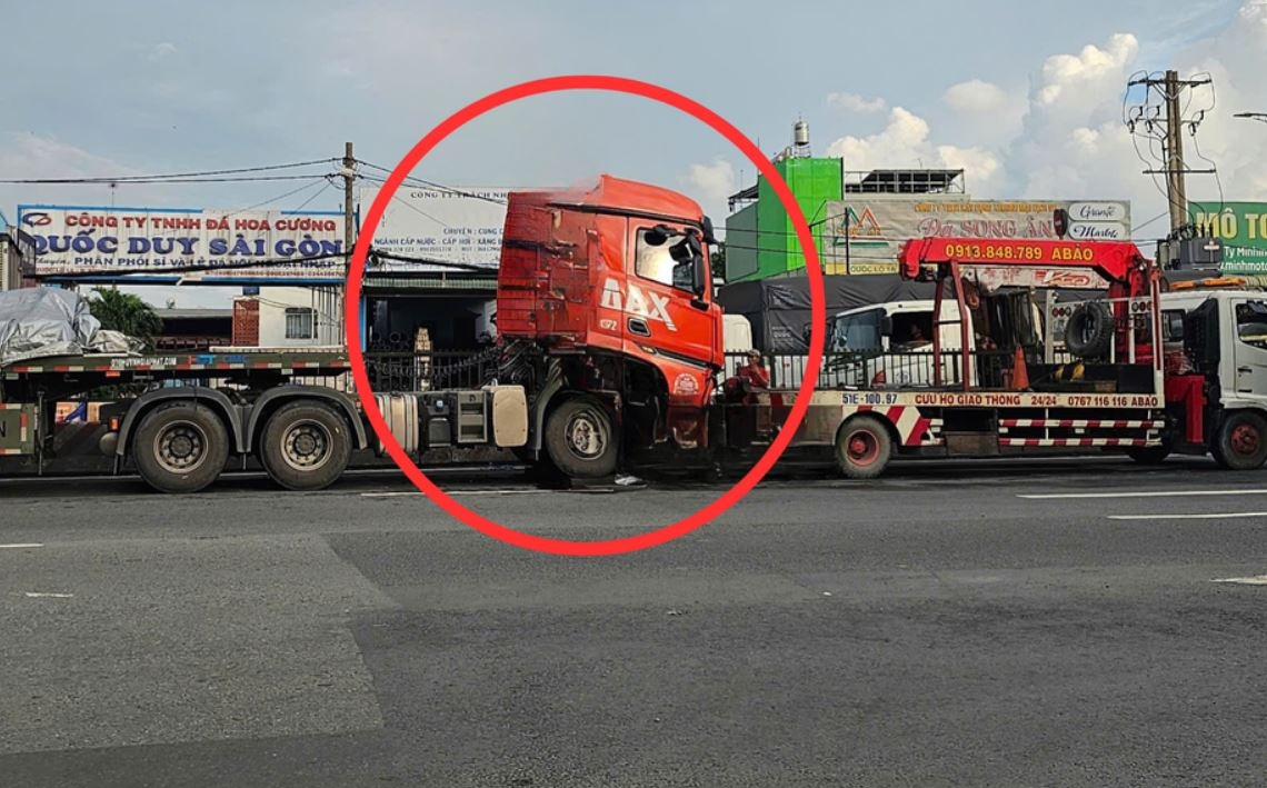 Xe dau keo o TP.HCM gap su co, giao thong ket cung nhieu gio hinh anh