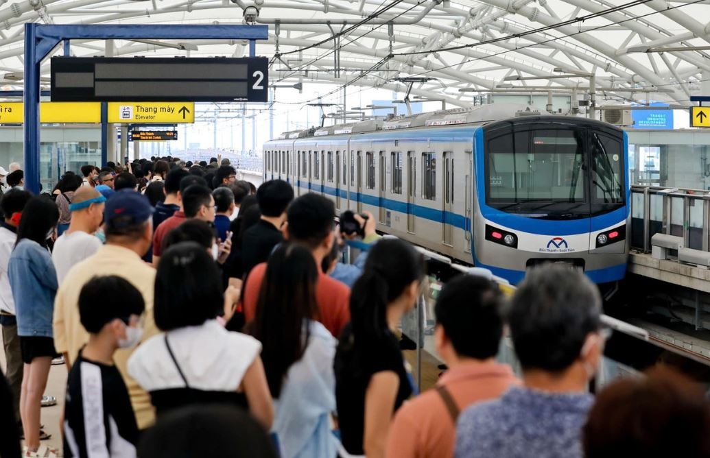 Metro so 1 TP.HCM dung ban ve giay hinh anh