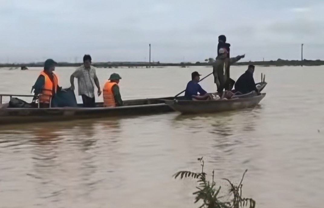 Tim thay thi the hai cha con mat tich trong lu tai Hue hinh anh