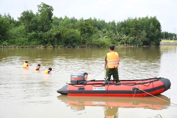 Thanh nien bi lu cuon thiet mang khi chay xe qua cau o Quang Ngai hinh anh