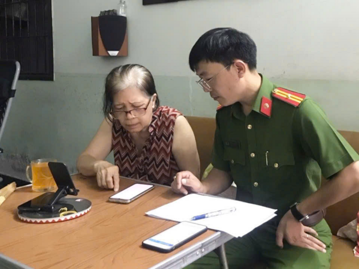 Cong an TP.HCM 'den tung nha, ra tung xe' hinh anh