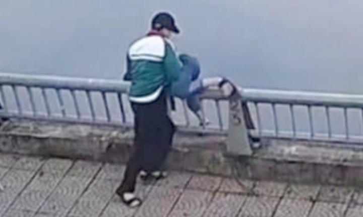 Nam sinh bi ban hat xuong ho: 'Hai chau choi than, toi khong ngo' hinh anh