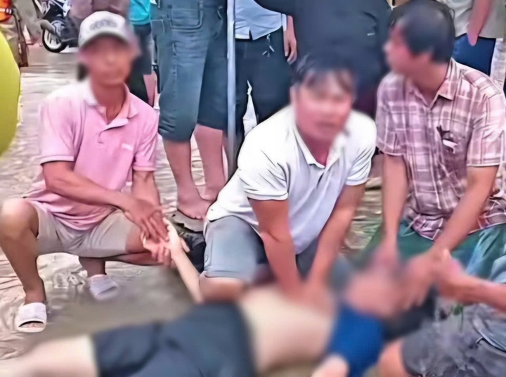 Vao cho kiem tra hang hoa luc nuoc lu chua rut, hai nguoi bi dien giat hinh anh