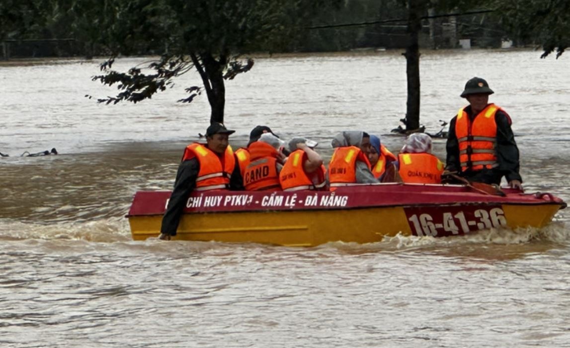 Bon hinh thai thoi tiet hoi tu gay mua ky luc lich su tai mien Trung hinh anh