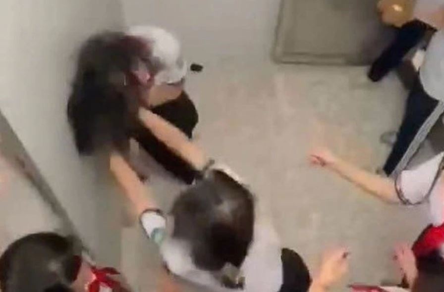 Nguyen nhan nu sinh bi danh hoi dong trong nha ve sinh o TP.HCM hinh anh