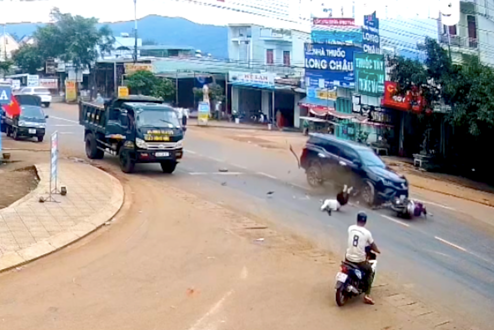 Xe tong chet phu nu anh 1