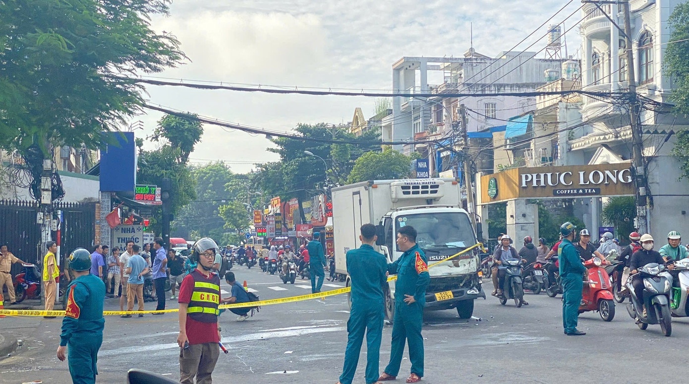 Va cham xe tai o TP.HCM, co gai tu vong tai cho hinh anh