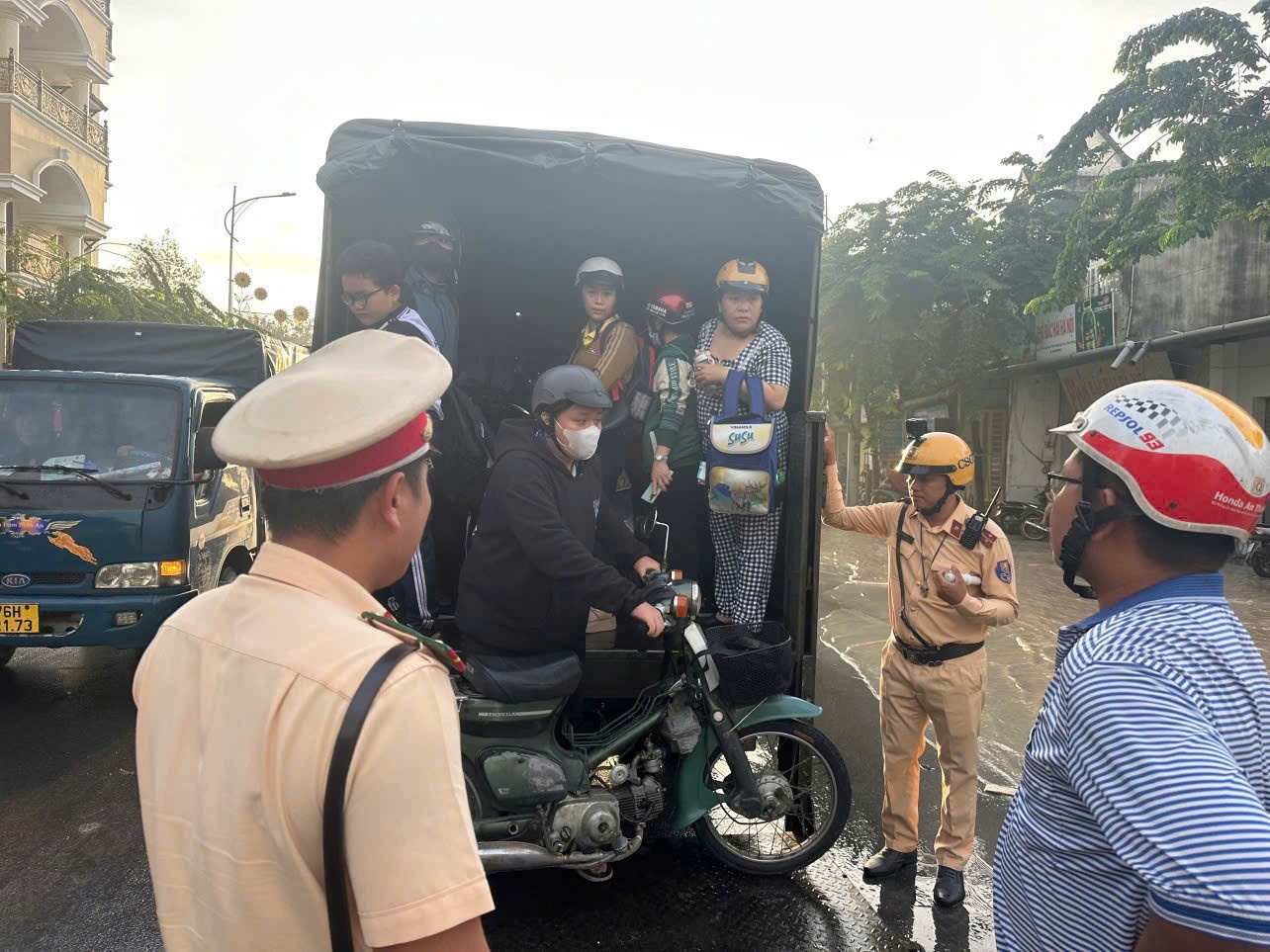 TP.HCM doi mat mua lon cung trieu cuong lich su, CSGT canh bao khan hinh anh