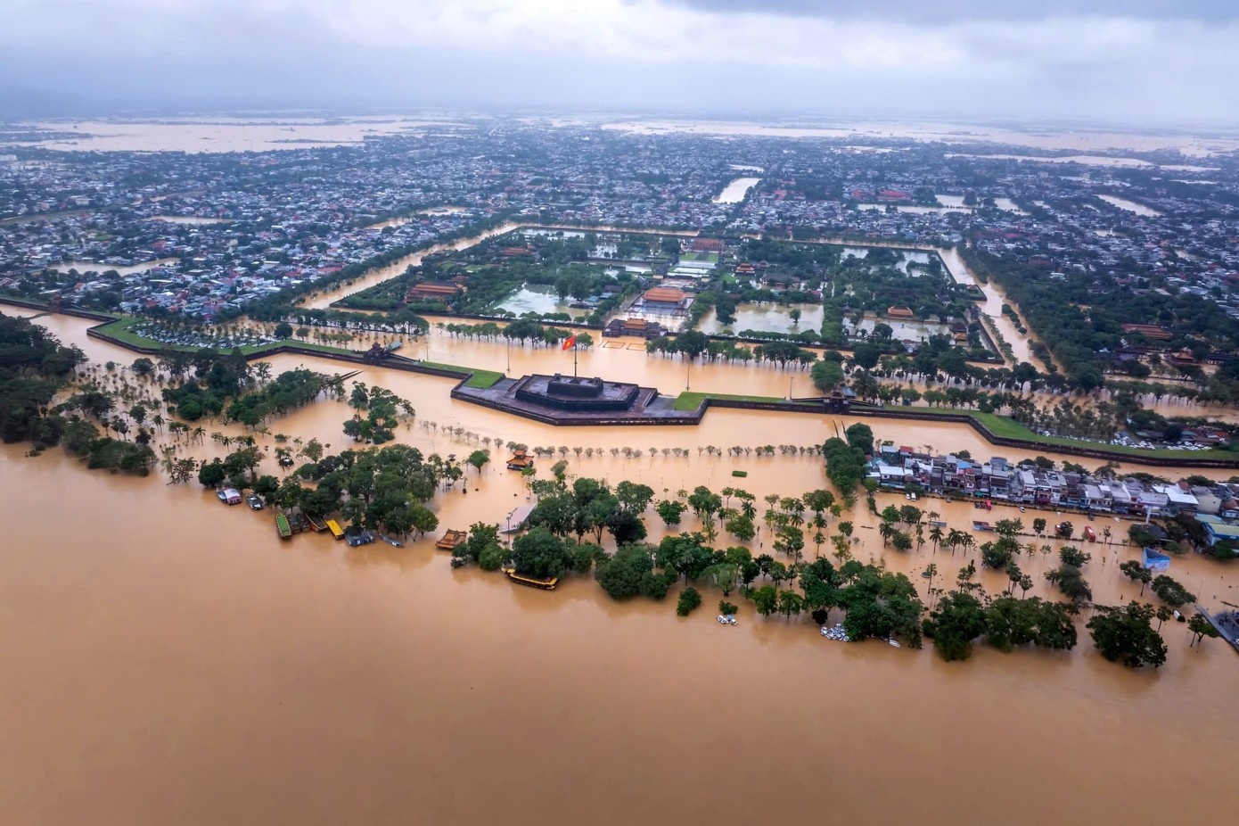 Bach Ma hung chiu mot trong nhung tran mua lon nhat lich su the gioi hinh anh