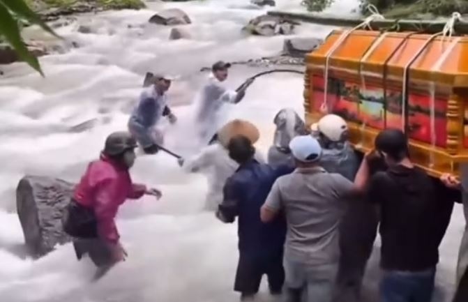 Khieng quan tai vuot lu o Da Nang hinh anh