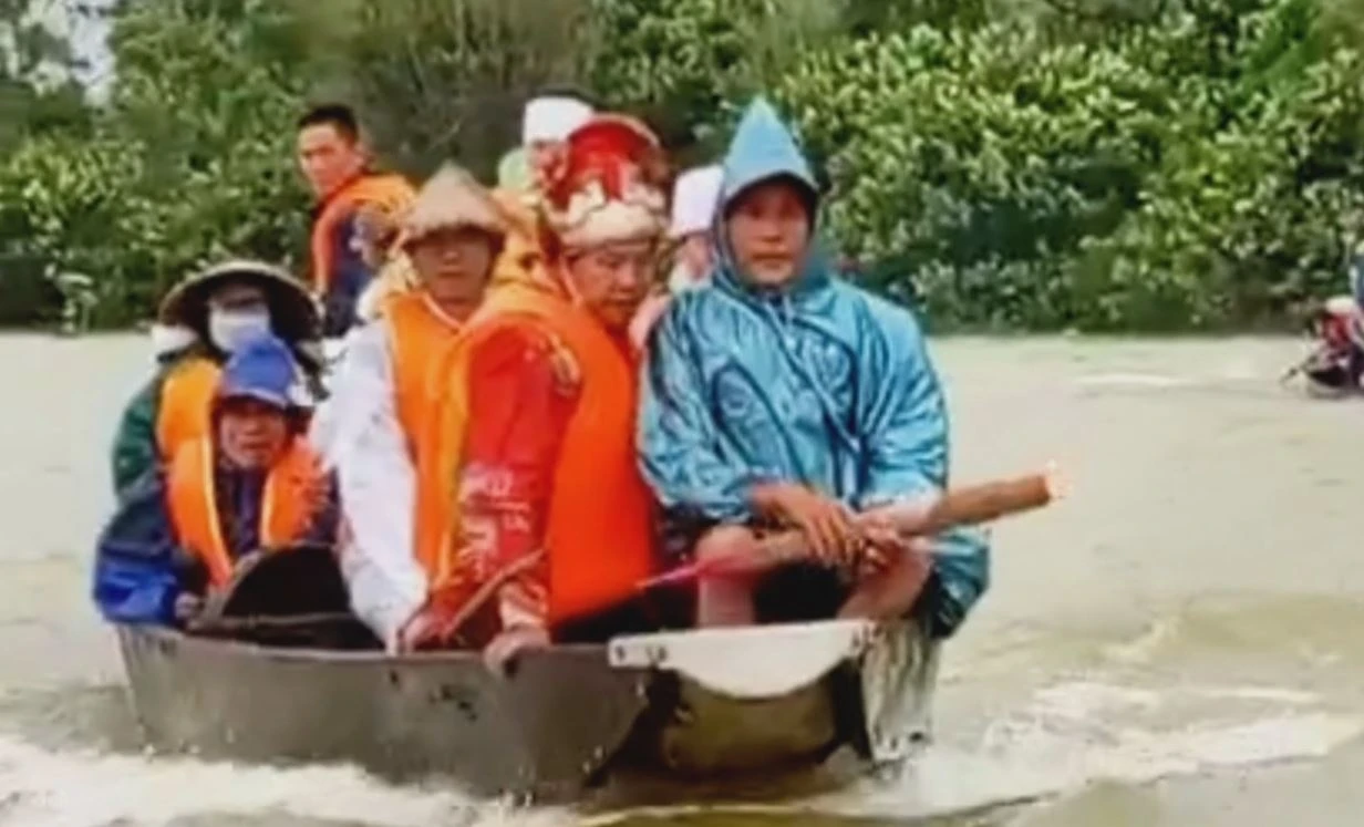 Xot xa dua tang trong mua lu lon o Quang Tri hinh anh