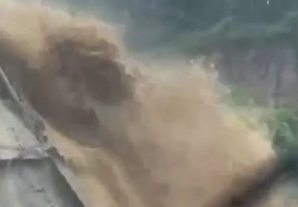 Nuoc va dat da do xoi xa xuong duong deo An Khe hinh anh