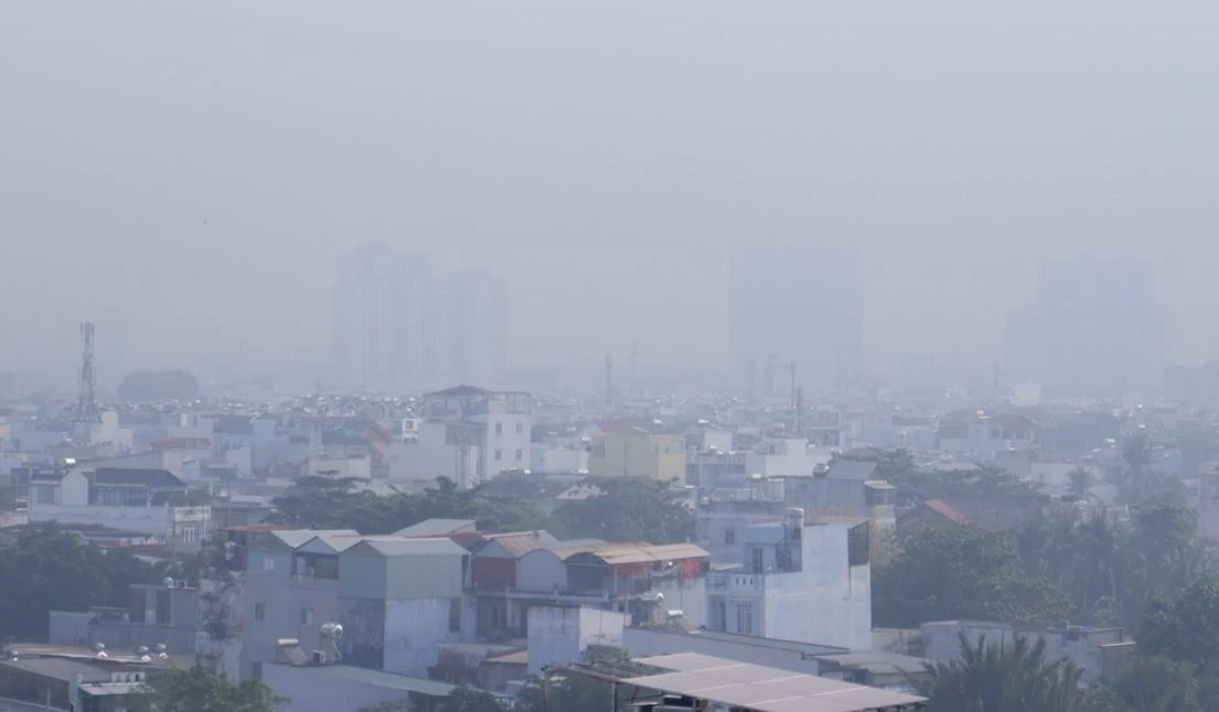 TP.HCM mo trang trong suong, bui min vuot nguong nhieu lan hinh anh