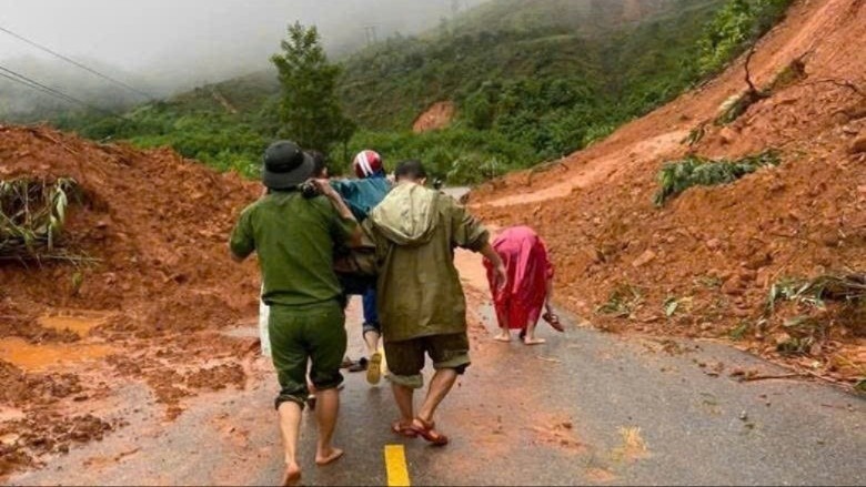 Hon 2 gio khieng cang dua san phu vuot sat lo di sinh hinh anh