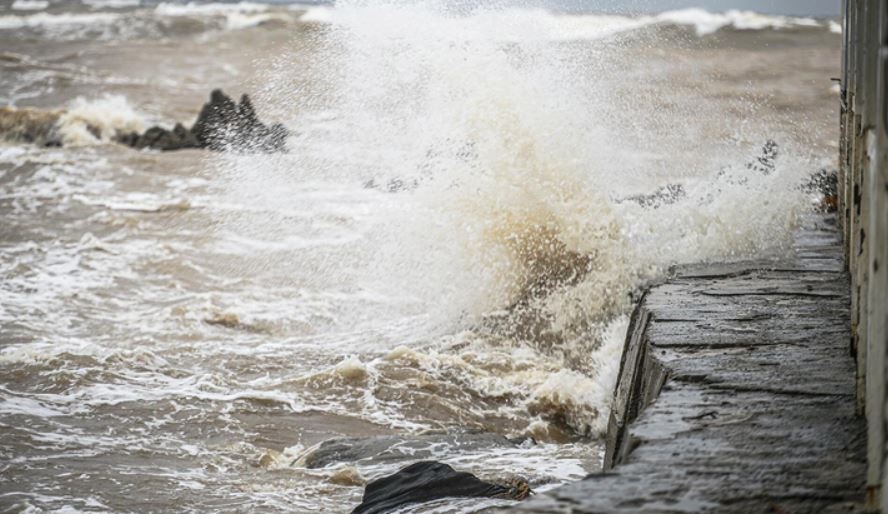 Bien Dong xuat hien vung ap thap, mua lon o Trung Bo con keo dai hinh anh