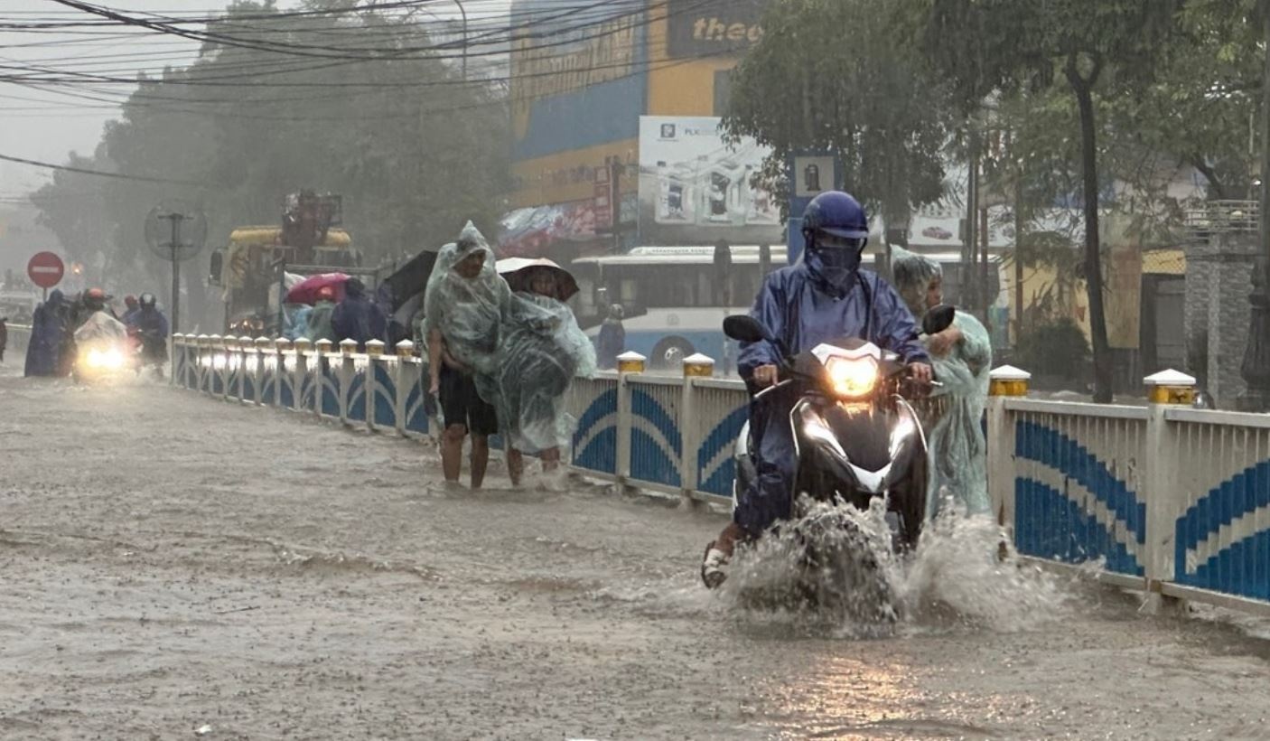 Don khong khi lanh manh, mien Trung sap mua lon dien rong hinh anh