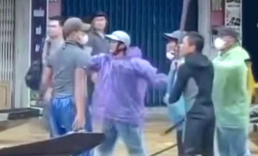 Lam ro nhom nguoi dung mai cheo danh nhau giua pho ngap lut o Hue hinh anh