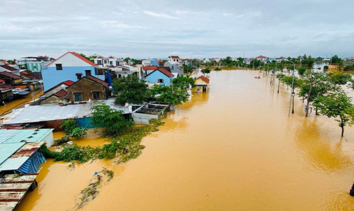 Thoi tiet 4/11: Ha Noi ret muot, mien Trung mua lon, ngap dien rong hinh anh