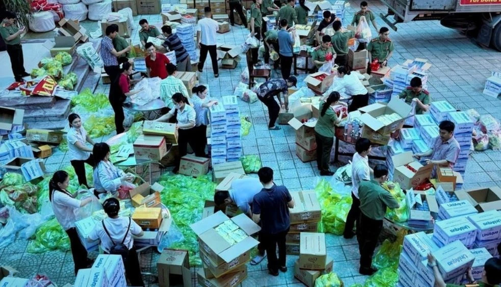 Bo Cong an gui 30 tan hang hoa tiep suc nguoi dan vung ngap lut Hue hinh anh