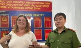 Cong an phuong Sai Gon tra lai tai san cho du khach My hinh anh