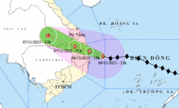 Bao Kalmaegi giat cap 17, cach Quy Nhon 120 km hinh anh