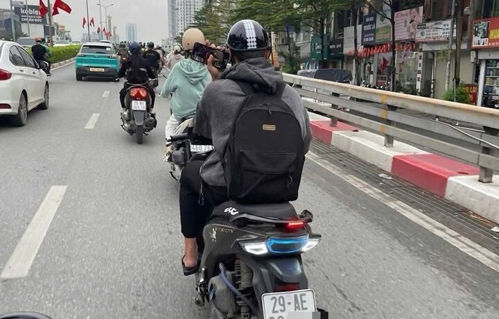 Thanh nien vua lai xe vua luot dien thoai bi xu phat 900.000 dong hinh anh