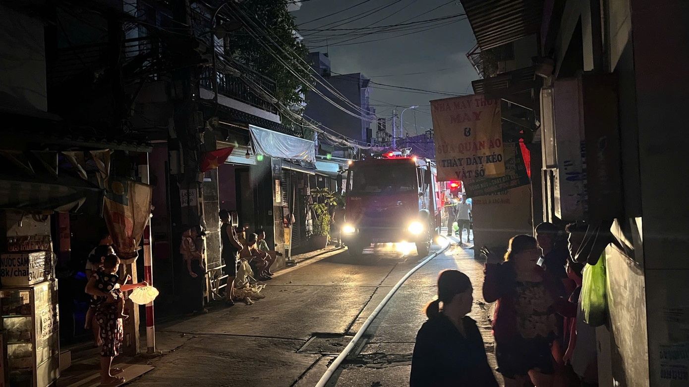 Chay kho phe lieu giua khu dan cu TP.HCM, nguoi dan hoang loan bo chay hinh anh
