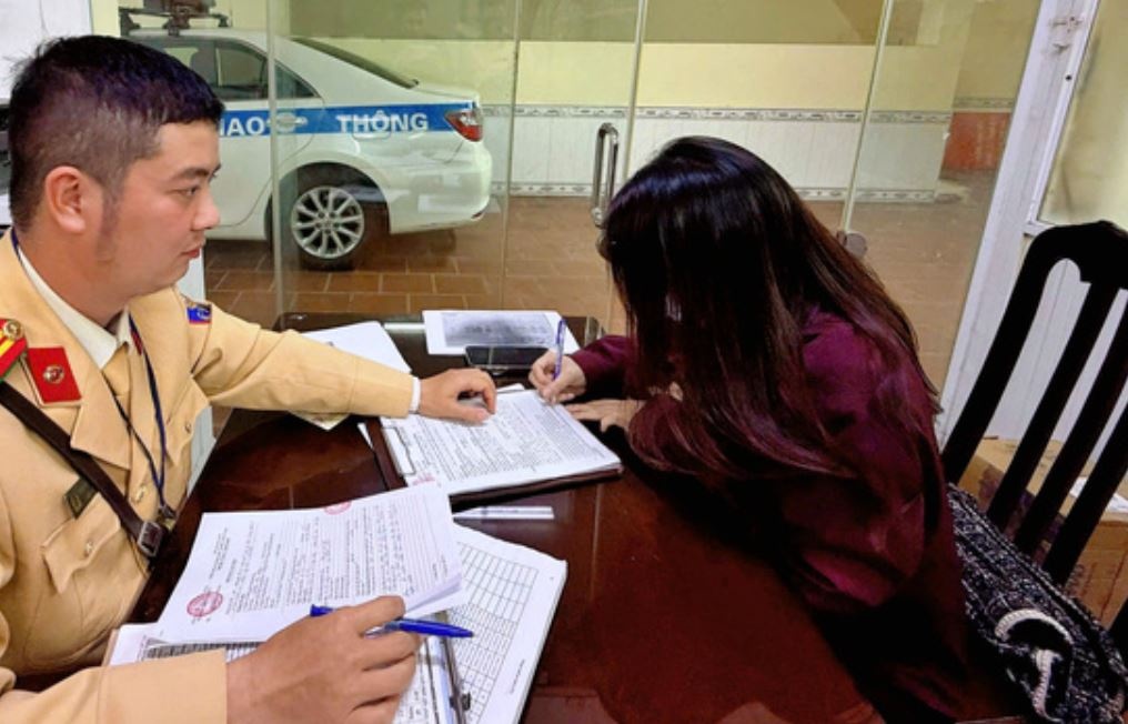 Nu tai xe lai oto nguoc chieu o Ha Noi bi phat 19 trieu dong hinh anh