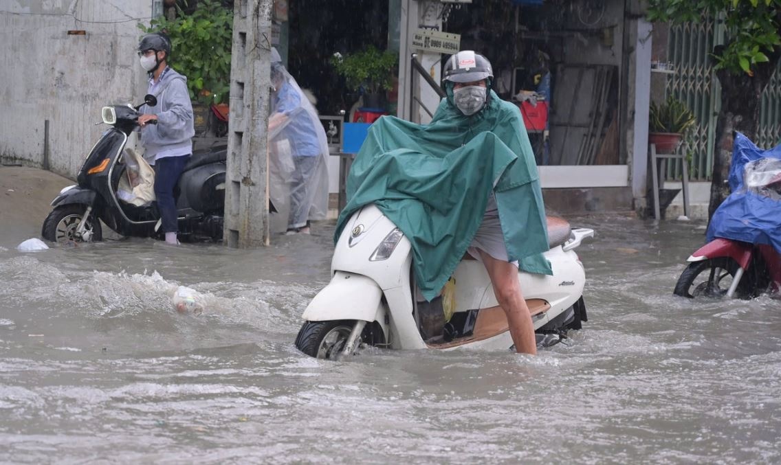Anh huong bao Kalmaegi, TP.HCM nguy co ngap nang hinh anh