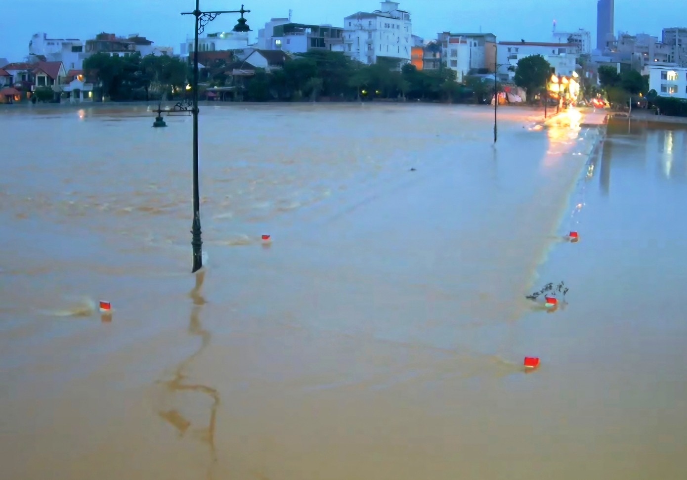 Sau mua lu lich su, Hue doi mat dot mua rat lon hinh anh