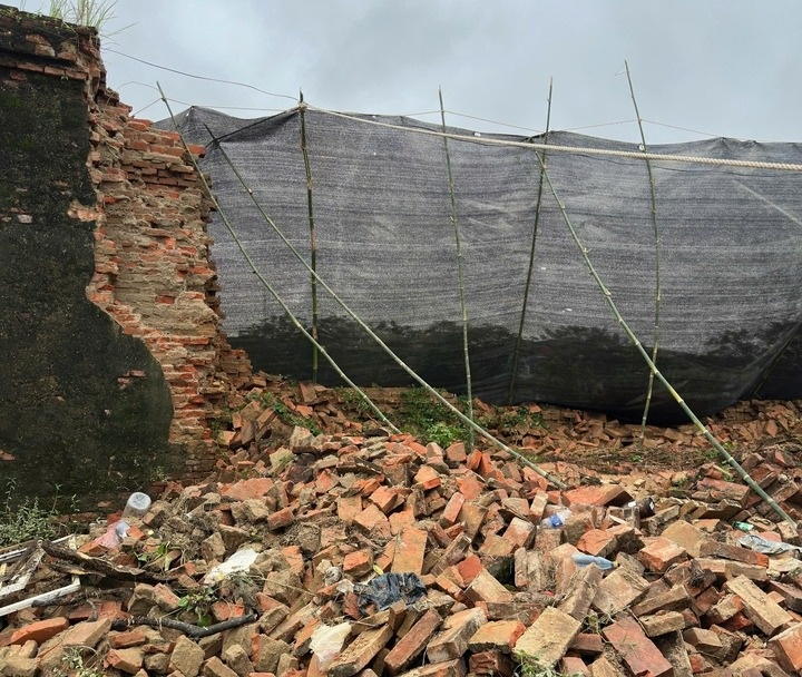 Mua lu lich su keo sap 15 m tuong Hoang thanh Hue hinh anh