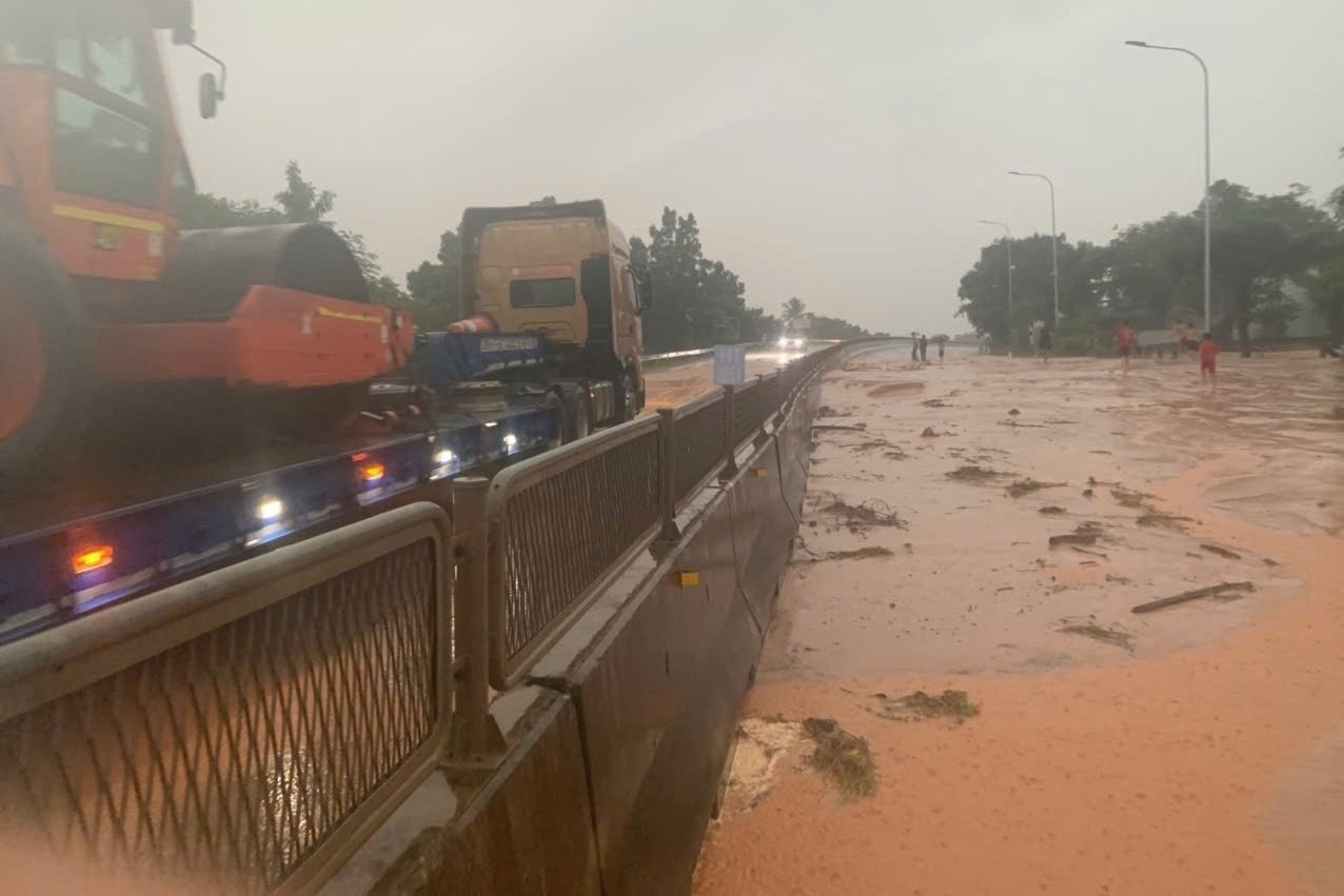 Lam Dong: Cat do 'nuot' mot doan quoc lo 1 hinh anh