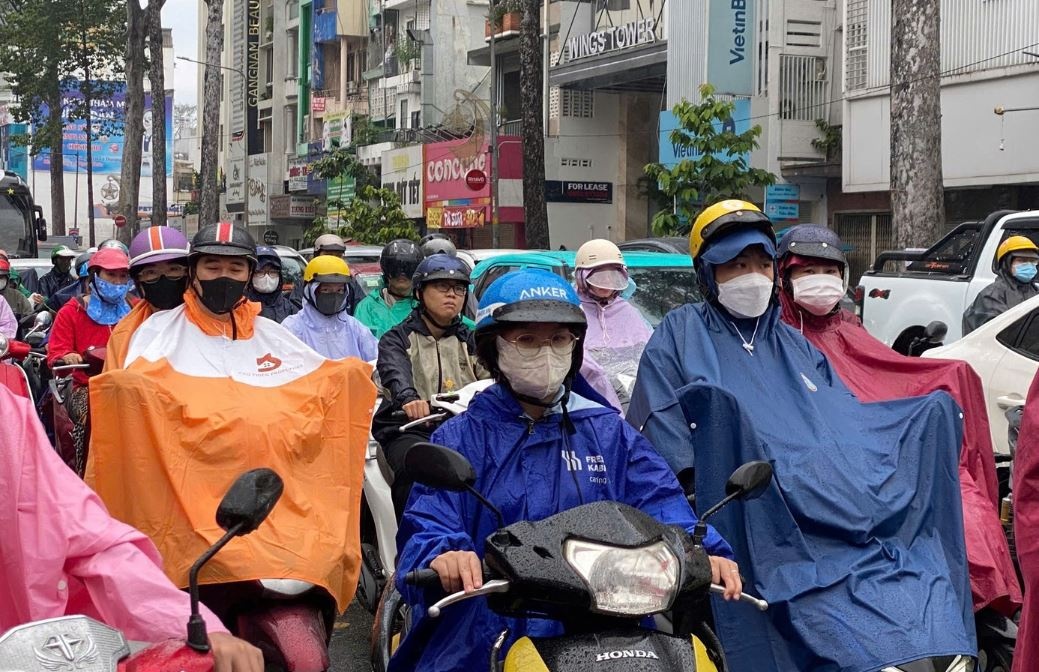 Dong nguoi doi mua, nhich tung chut o TP.HCM hinh anh