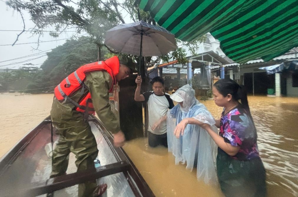 Lu moi chong len hai lu cu, Hue tai ngap lut nhieu noi hinh anh